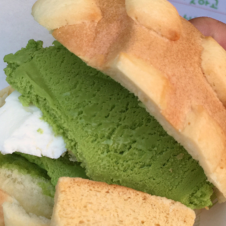 sweet melon-flavored bread with green tea ice cream